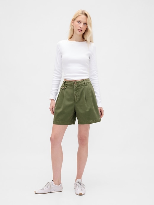 short en sergé plissé taille mi-haute 6 pouces