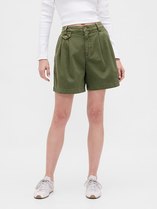 short en sergé plissé taille mi-haute 6 pouces