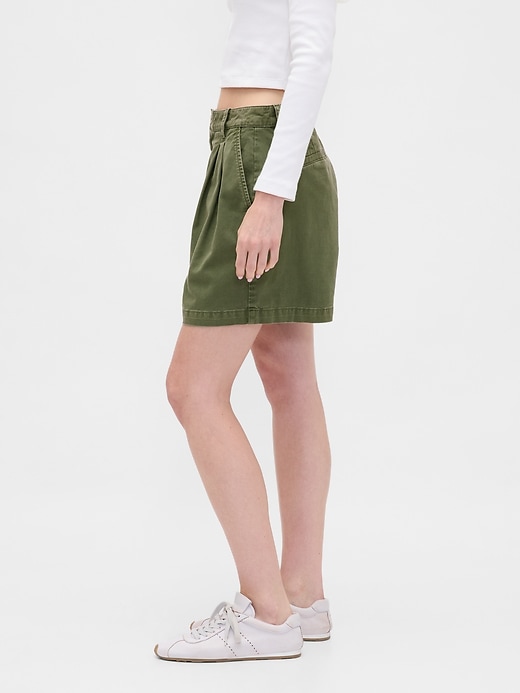 short en sergé plissé taille mi-haute 6 pouces