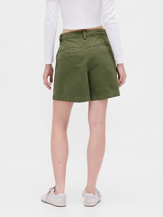 short en sergé plissé taille mi-haute 6 pouces