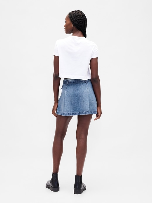 mini-jupe en jean ceinturée