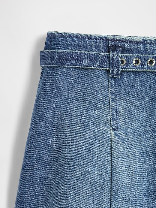mini-jupe en jean ceinturée