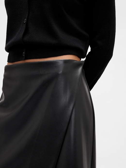jupe portefeuille midi en cuir végétalien recyclé