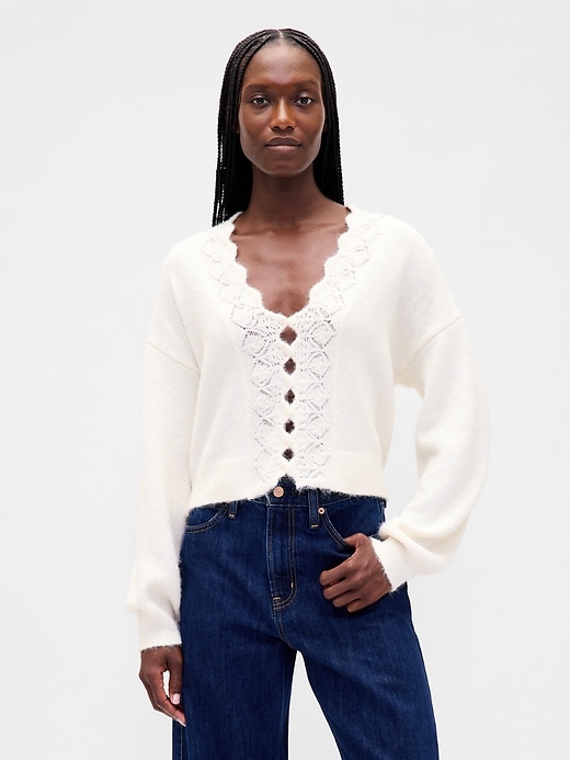 gilet court à festons en maille ajourée duveteuse