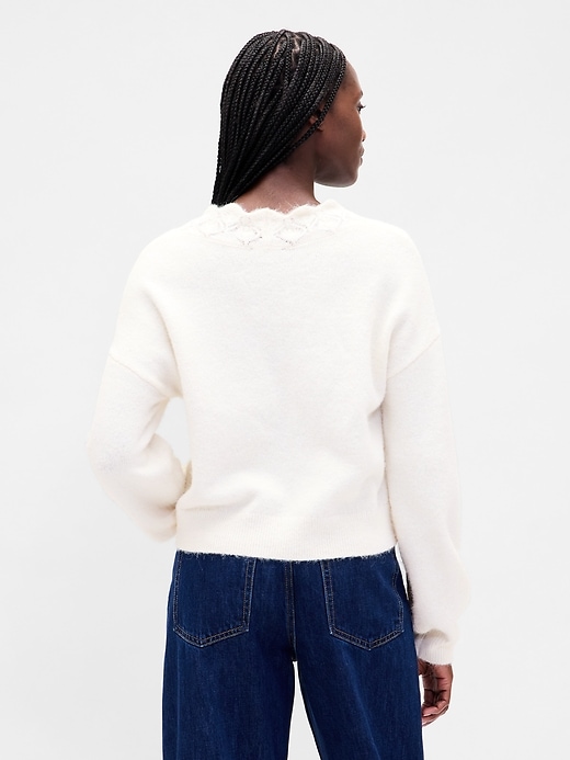 gilet court à festons en maille ajourée duveteuse