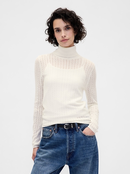 pull à col roulé en maille ajourée
