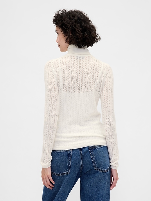 pull à col roulé en maille ajourée