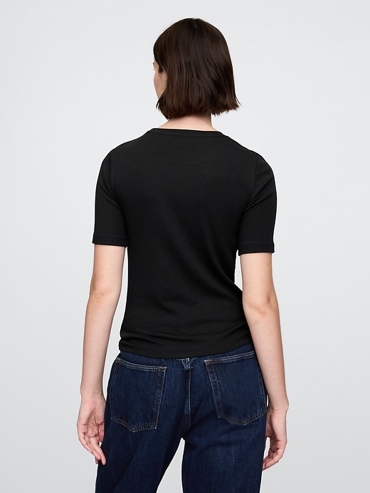 t-shirt moderne à col rond