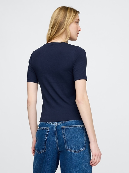t-shirt moderne à col rond