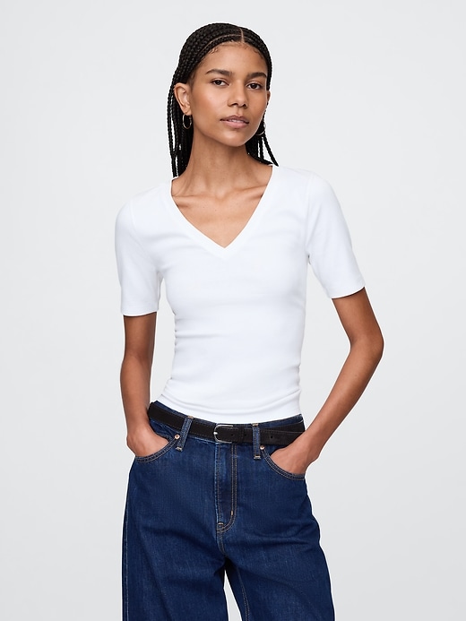t-shirt moderne à col en v