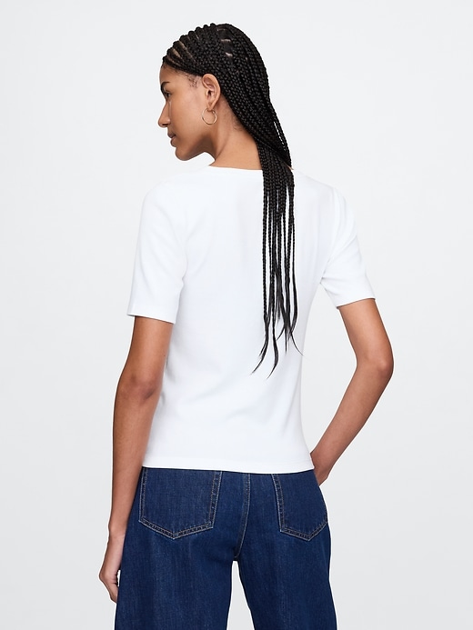 t-shirt moderne à col en v