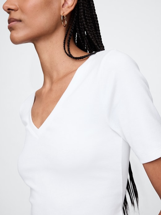 t-shirt moderne à col en v