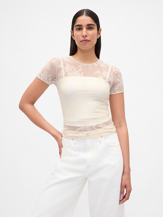haut en dentelle florale et résille