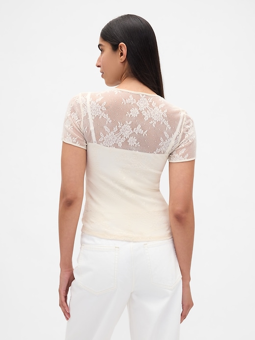 haut en dentelle florale et résille