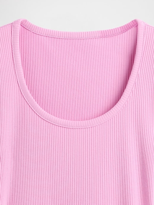 t-shirt court côtelé moderne et compact