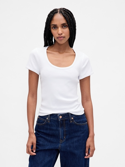 t-shirt court côtelé moderne et compact