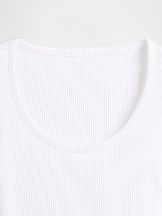 t-shirt court côtelé moderne et compact