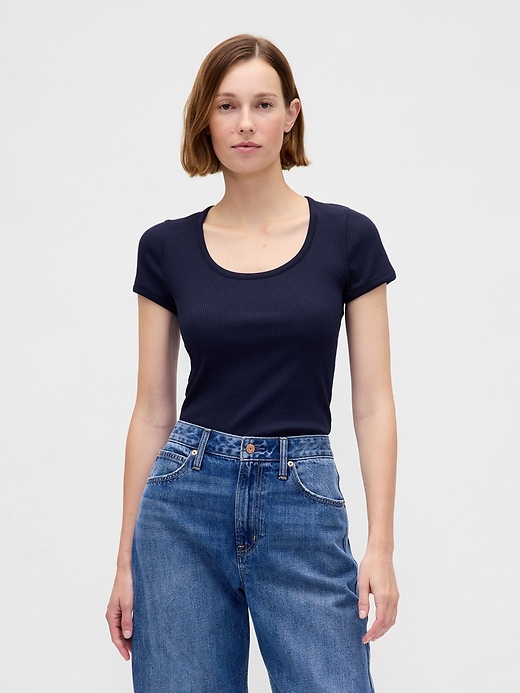 t-shirt court côtelé moderne et compact