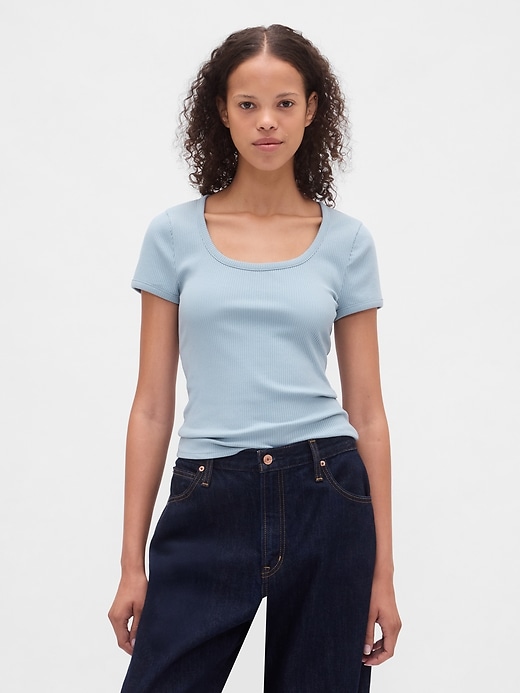 t-shirt court côtelé moderne et compact