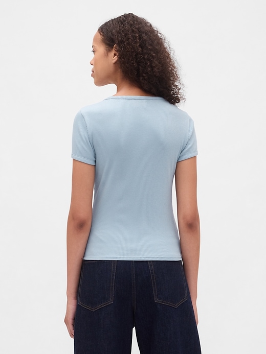 t-shirt court côtelé moderne et compact