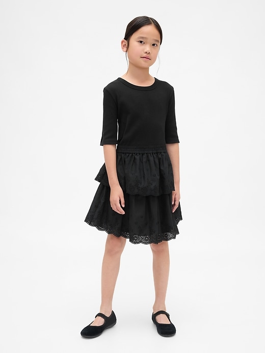 robe à œillets pour enfant en techniques mixtes