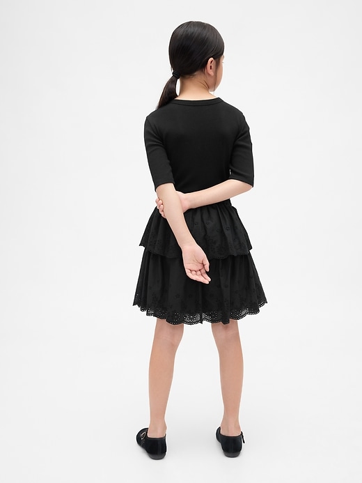 robe à œillets pour enfant en techniques mixtes