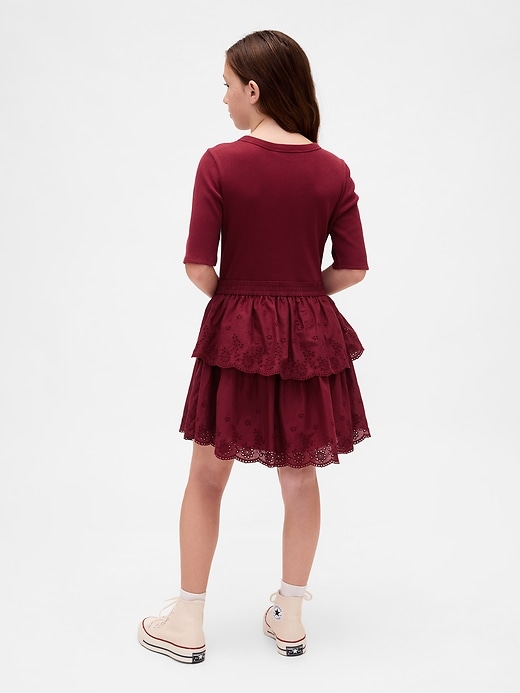 robe à œillets pour enfant en techniques mixtes