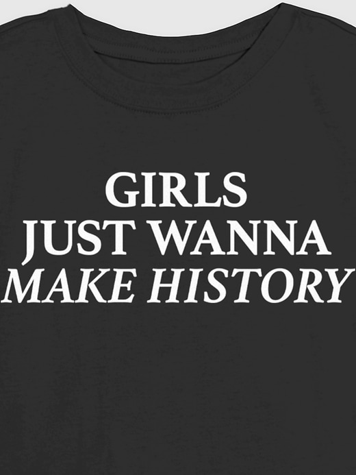 t-shirt graphique « les filles veulent juste marquer lhistoire »