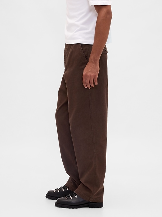 pantalons kaki modernes et amples
