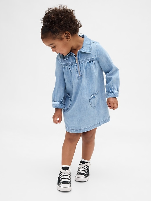 robe en jean à poche cœur pour bébé et tout-petit