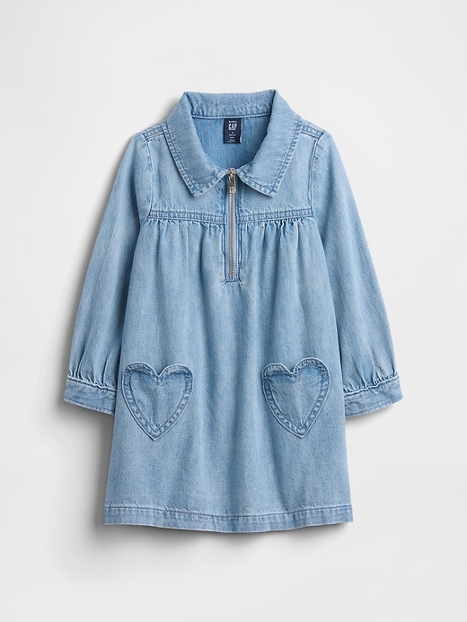 robe en jean à poche cœur pour bébé et tout-petit