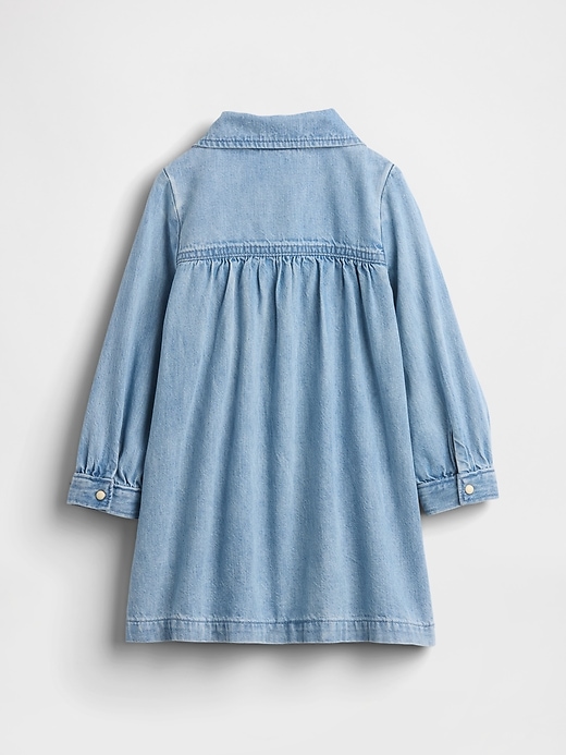 robe en jean à poche cœur pour bébé et tout-petit