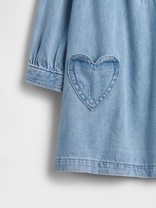 robe en jean à poche cœur pour bébé et tout-petit